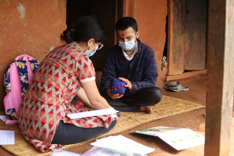 Pardan researcher talking with respondent